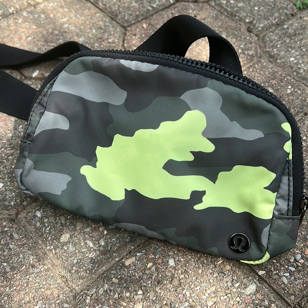 Lululemon Everywhere Belt Bag